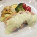 キッチン ブルー グローブ - 鶏もも肉とチーズのガランティーヌのアップ