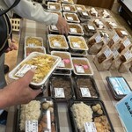 ワタナベ食品 直売店 - 開店直後の品揃え
      2024/06/12
      カツ丼 400.68円
      しょうが焼き弁当 450.36円
      合計 851円