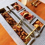 Bali Asli - サンバル3種とローストした豆をえびせんやウンピンなどでいただくスターター