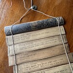 Bali Asli - テーブルにある素敵な木彫の箱を開けるとなんとステキなメニューが！