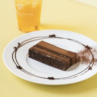 こだわりのチョコレートを贅沢に使ったケーキやスイーツを堪能◎