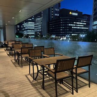 夜風が心地いい開放的なテラス席♪