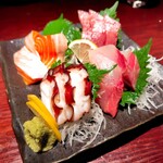 でん楽 - 刺し身盛り合わせ2〜3人前