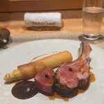 SUGALABO - メイン。薩摩和牛と子羊、両方頂けた！重さやしつこさがまるでなく、らしくないもしれないけれど「清らか」という言葉が最もしっくり来る牛肉。乳のみ仔羊らしいミルキーさと肉の甘みのバランスがとても好みな仔羊。