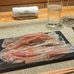 SUGALABO - 多田さんの24ヶ月熟成ペルシュウ。驚くほどにとろける脂、口に含むと旨味や塩気がどんどん広がります。最後に残ったのは、ほの温かなお米に包まれたペルシュウ。ほろりと崩れる米の甘み、ハムの甘みの相乗効果。