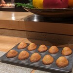 SUGALABO - マドレーヌ。とってもエアリー。甘さやバターの香りも控えめ、後味も軽やか。手が止まりません。