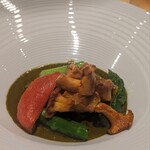 SUGALABO - 赤井川 赤木さんのグリーンアスパラガス 島根・松江港赤鮑。心地良い青々しさと甘さのあるアスパラガス、ジロール茸に、肉厚ながら柔らかな鮑。鮑らしい磯の風味に、複雑なミネラル感と旨味も加わったソースが好き