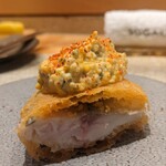 SUGALABO - 長崎・五島沖アジ。サクッと軽やかな衣に包まれたアジ、この火入れがとんでもない。ふっくらと柔らかさもありつつ、瑞々しくてしっとり。いぶりがっこやらっきょうの風味をほんのり感じるタルタルソースも大好きです