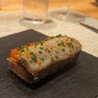 SUGALABO - 根室 イワシ 赤ピーマン。プリッとした身と、滑らかな脂を感じるイワシ。
                    ローストされたことでより甘みを感じるパプリカとカンパーニュが、このイワシの味わいを受け止めます。