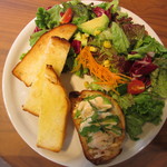 トリーツアンドカンパニー - エビとアボカドのトルティーヌ、トーストパン、サラダ