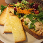 トリーツアンドカンパニー - エビとアボカドのトルティーヌ、トーストパン、サラダ