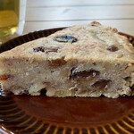 Leixoes - 身体に優しい玄米スイーツ♪ケーキの味自体は素朴ですが、いちじく、レーズン、くるみがたくさん入っていて、果肉とくるみの甘みや食感が楽しめます！リベイクするともちもちで、食べ応えがあり美味しい◎