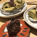 くわせ屋 - あわびの肝醤油、梅干しの燻製（2ケ）600円。