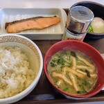 すき家 - 料理写真:焼鮭混ぜのっけ朝食460円。ご飯小盛り。