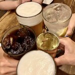 すし酒場 魚あるき - 「コーラ（税込￥440）」「生ビールジョッキ（税込￥680）×2」「なみなみスパークリング（税込￥630）」「生レモンサワー（税込￥580）」でカンパーイ♪