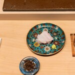 寿司つばさ - アゴウ(お皿は明の物)