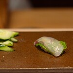 寿司つばさ - 平目の昆布〆と梅紫蘇