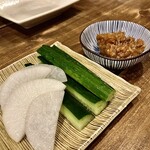 すし酒場 魚あるき - 「テーブルチャージ（税込￥400）」前回と同じ、キュウリと大根の生野菜に甘味噌。