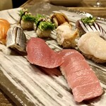 すし酒場 魚あるき - 「サーモン（税込￥300）」「小肌（税込￥180）」「本鮪赤身（税込￥250）」「本鮪中とろ（税込￥360）」「メネギ（税込￥360）×2」「つぶ貝（税込￥360）」「ホタテ（税込￥300）」など