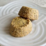 ガトー・ド・ボワ A LA MAISON - ディアモン アールグレイ　　このかたちを保てているのが不思議なくらい、ホロッとサクッと繊細な食感。