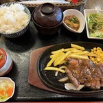 ステーキ&ハンバーグ 前田亭 - 熟成赤身牛ステーキS定食（焦がしニンニクソース）　990円