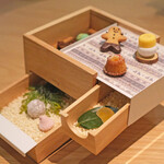 ラ・グランド・メゾンTOKYO - ランチコース 7865円 のお茶菓子のサプライズボックス