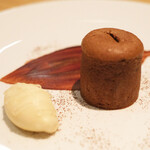 ラ・グランド・メゾンTOKYO - ランチコース 7865円 のフォンダンショコラ フォアグラのアイス