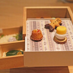 ラ・グランド・メゾンTOKYO - ランチコース 7865円 のお茶菓子のサプライズボックス