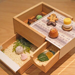 ラ・グランド・メゾンTOKYO - ランチコース 7865円 のお茶菓子のサプライズボックス