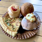 zizo+ベーカリー - 【左下：初夏の豆乳キッシュ ￥430】そら豆とズッキーニのキッシュ♪めっちゃ美味しい！【右下：マリアージュ ￥390】もちもちの生地にブルーベリーとクリームチーズ♡美味しすぎてニヤけたwもっと食べたい
