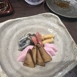 とり囲 - 漬物盛り合わせ。このピンクの芋が旨い！