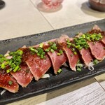 とり囲 - 最近食べていなかった、牛もも肉タタキ。次は新作の大山鶏を食べようと誓う。こちらも十分美味しいのですけどね。
