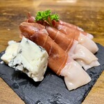 串焼キ カメチヨ・シャルボン - 長野県産ブルーチーズとスペインハモンセラーノ