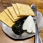串焼キ カメチヨ・シャルボン - ワサビ葉海苔とクリームチーズ クラッカー添え