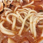 蒙古タンメン中本 - スープにくぐらせた麺