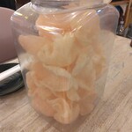 居酒屋 それゆけ!鶏ヤロー! - お通しの海老せんべい、お替わり自由(2024.6.7)