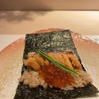 寿司と日本料理 銀座 一 - 炙り黒毛和牛といくらの手巻き寿司