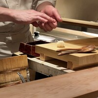 松栄 六本木店 - ライブ料理を楽しめるカウンターがオススメ。他のお客さんが映らなければ、動画や写真も撮れますよ。