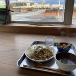 おにcafe - しそガパオライスと外の景色
