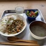 おにcafe - しそガパオライスに付いてくるサラダと味噌汁