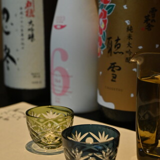 常時15種類ほどの日本酒で盃を交わす。個性派や珍しい1杯も