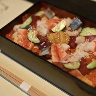 1番人気の華麗な「天駒バラちらし」など、出前やお持ち帰りも可
