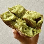 ハッピーキャンパーベーグル - 抹茶がほんのり香るクラム生地、その中に練り込まれた和栗餡？のペースト♡上品な栗の甘さを感じながら鼻を抜ける宇治抹茶の良い香り、クラストにまぶされてる胡麻も風味があってとても良い仕事してる…！♡好