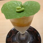 まき村 - 白ワインのゼリーと枇杷のコンポートをのせた蜂蜜のプリン