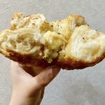 ハッピーキャンパーベーグル - 自然解凍2時間、水分を散らせてトースターでリベイクしたら上のチーズがトロットロに溶けてパリもちっととした生地と相性最高過ぎて目ん玉飛び出るかと思った(興奮) ピリッとしたペッパーとチーズの相性も最高…