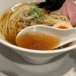 酒肴場 屯 - ほんのりほろ苦な淡麗清湯スープは、煮干しの旨味がぎゅっと凝縮されたコク深い仕上がり