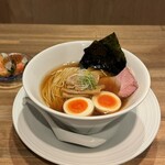 酒肴場 屯 - 津軽煮干し中華蕎麦（味玉入り）¥950、八戸前沖さば棒寿司¥250