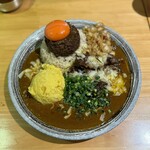 吉田カレー  - 並、甘口、豚ハーフ、チーズ、玉ねぎアチャール、ポテトサラダ（限定トッピング）、ポークビンダルーミニ（限定カレー）