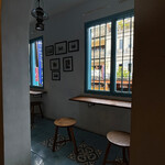 NADHI heritage - ちょっとバイクや車の往来で騒がしくはありますが、通りに面したカウンター席も