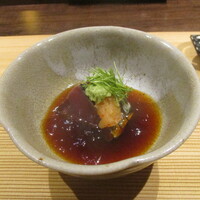 江戸富士 - 紀州 和歌山の鰹の藁焼き：ポン酢を入れた器に藁焼きされた新鮮な鰹が盛られ、上にはもみじ卸、山葵、芽葱が添えられています。